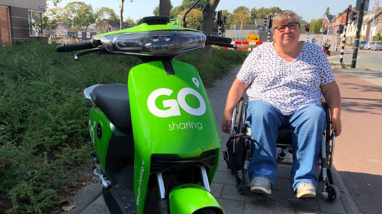 Pia Hendriks moet hier met haar rolstoel het fietspad op. 