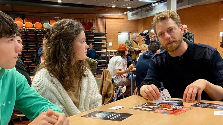 Acteur Mark van Eeuwen geeft gastles aan leerlingen van 't Rijks (foto: Erik Peeters)