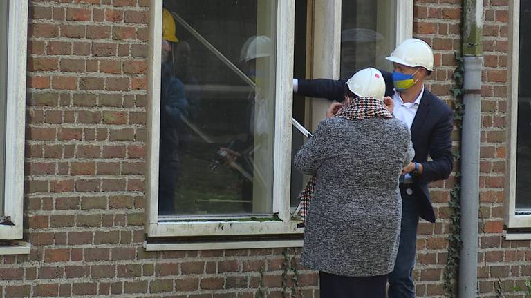 Nieuwbouw van het schoenenmuseum in Waalwijk gestart met het slopen van een (oud)kozijn 