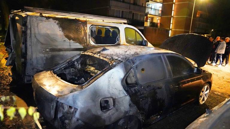 Auto's en busje verwoest, nachtelijke brand trekt heel wat bekijks