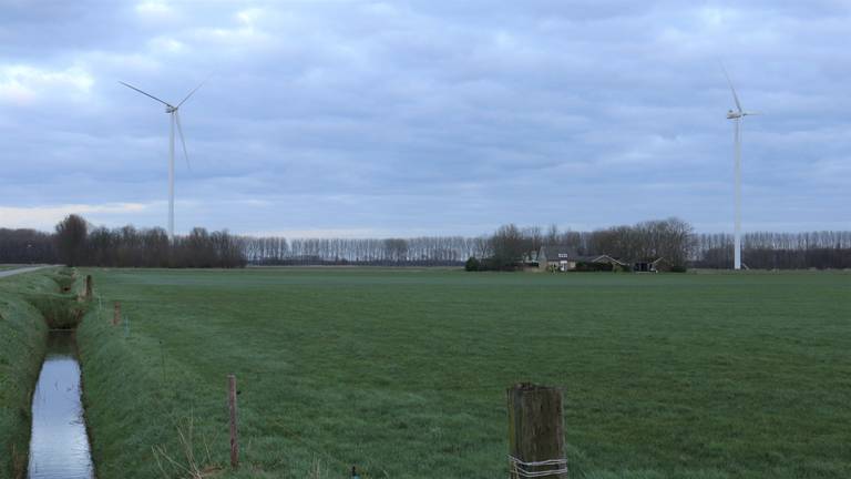 Grote windmolens ten noorden van Prinsenbeek.