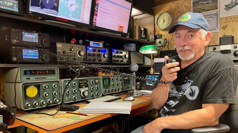 Zendamateur Louis de Kort in zijn radiohut (foto: Erik Peeters)