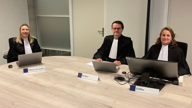 Wijkrechter Rob Goossens (midden) had zijn eerste zitting in wijkcentrum Het Kruispunt in Tilburg (foto: Tom van den Oetelaar).