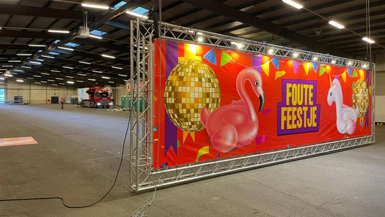 Het Foute Feestje XXL wordt opgebouwd in de Zeelandhallen (foto: Niels Janssens/Q2 Events)