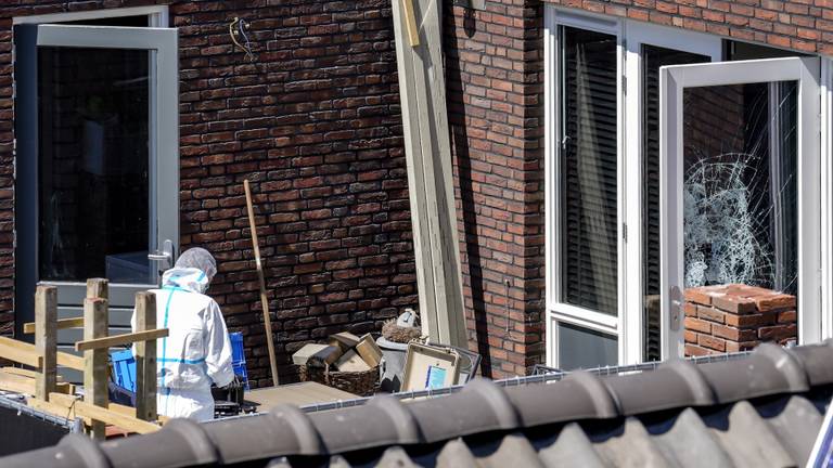 Schade aan het raam, aan de achterkant van het huis. (foto: Marcel van Dorst/SQ Vision)