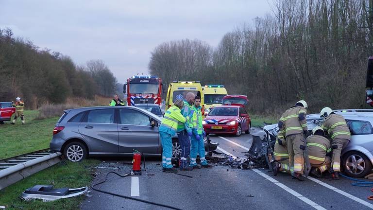 Ongeluk met drie auto's op Provincialeweg in Heusden, twee gewonden