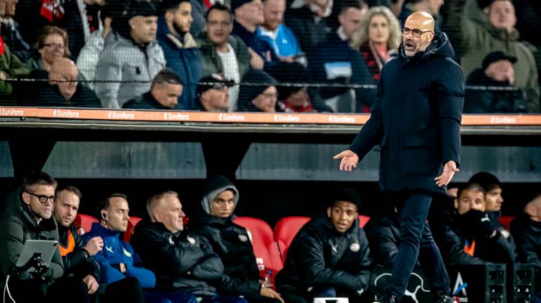 Peter Bosz was tijdens de wedstrijd al boos op de arbitrage (foto: Marcel van Dorst). 