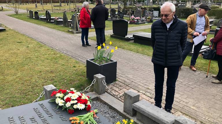 Kees Disco voor het graf van zijn moeder en oma (foto: Willem-Jan Joachems)