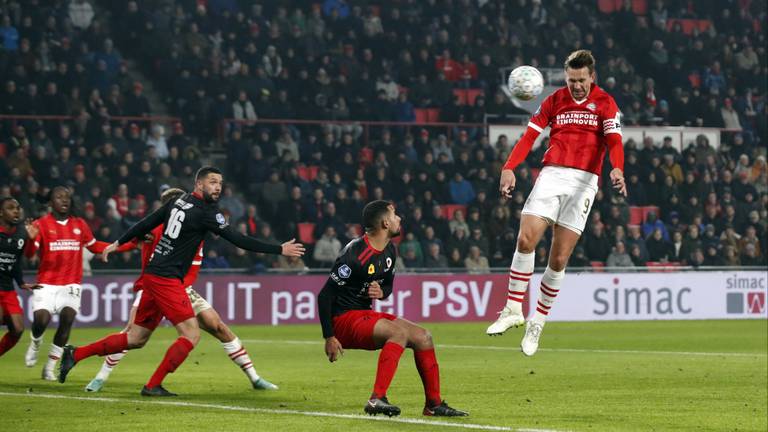 Luuk de Jong kopt de 2-0 binnen tegen Excelsior. (Foto: ANP Bart Stoutjesdijk)