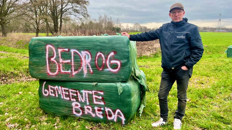 Richard protesteert tegen 180 tijdelijke woningen naast zijn boerderij