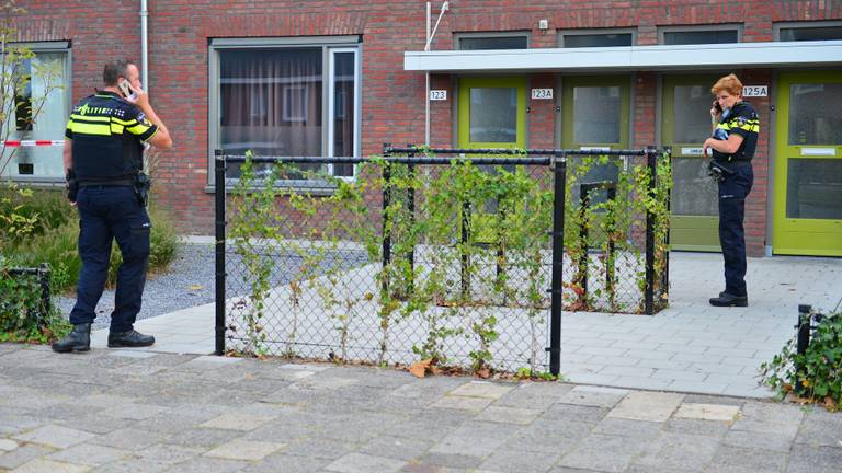 Politie doorzoekt de woning van de verdachte (foto: Walter van Bussel/SQ Vision)