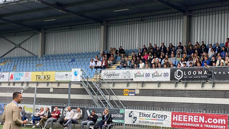 Motivational speaker Rob van Loon geeft een gastcollege aan een nieuwe lichting studenten, tijdens de introductie van de Associate Degrees Academie in het RBC-stadion