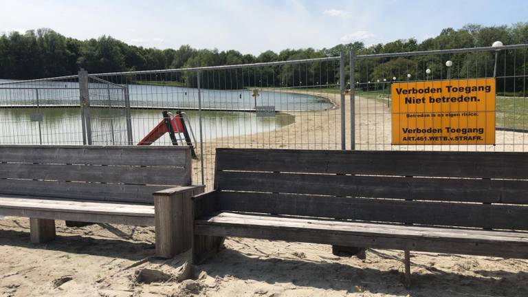 Het strandbad in Nuenen is afgezet met hekken 