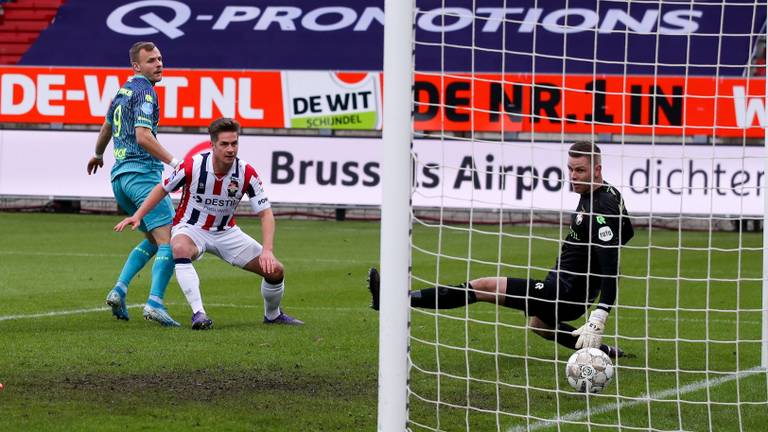 Ongeloof op de gezichten bij de snelle treffer van Sparta (foto: OrangePictures).