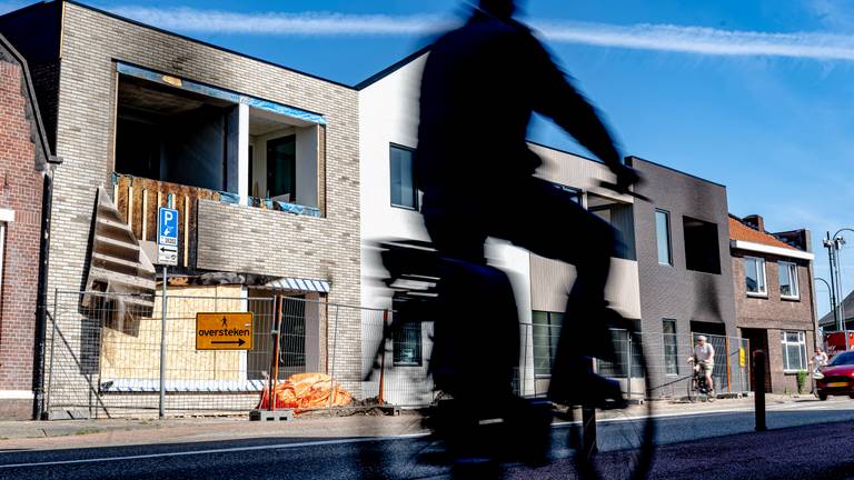 De schade aan het appartementencomplex in Oosterhout was bij daglicht goed te zien (foto: Marcel van Dorst/Eye4Images).