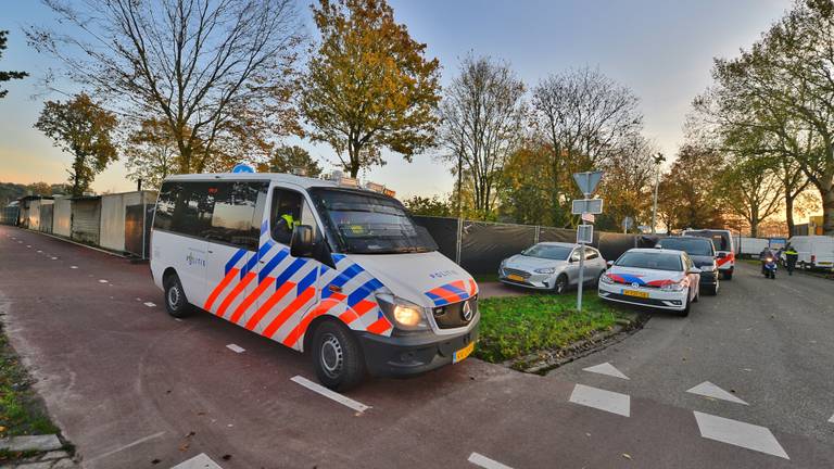 Veel politie bij de invallen in november 2021 (Foto: Rico Vogels/SQ Vision) 