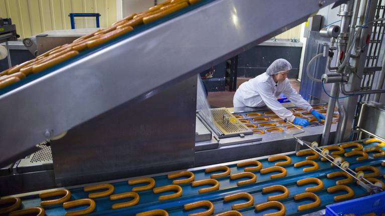 De productie van de Unox rookworst in de fabriek in Oss (beeld: ANP).