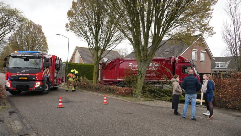 De vrachtwagen belandde in de berm langs de Berenhoeksestraat in Wijk en Aalburg (foto: Iwan van Dun/SQ Vision).
