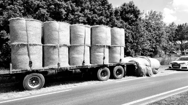 De hooibalen waren van de aanhanger afgevallen (foto: Verkeerspolitie Oost-Brabant).