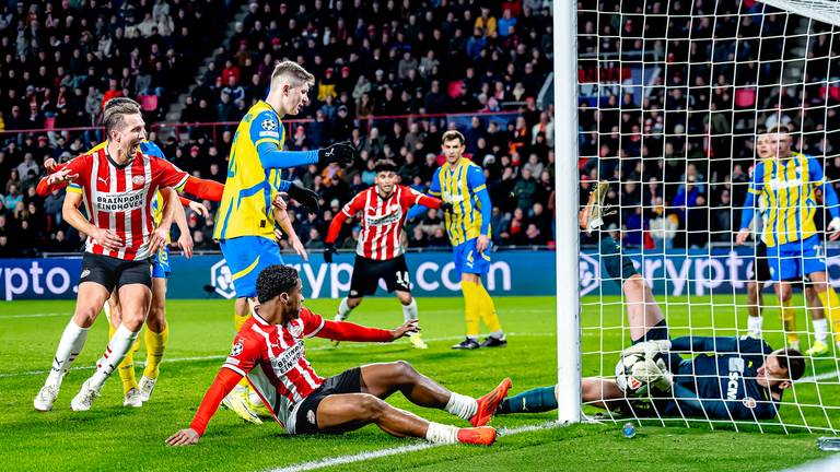 De keeper kan een goal van Malik Tillman net niet meer voorkomen (foto: Marcel van Dorst).