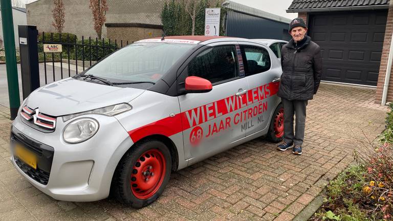 Wiel Willems rijdt al 68 jaar in verschillende Citroën auto's.