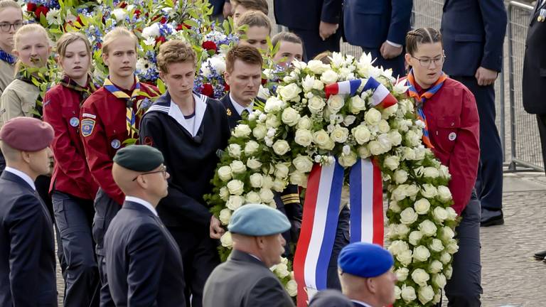 Lois (rechts) draagt de krans voor Willem-Alexander en Máxima (foto: ANP).
