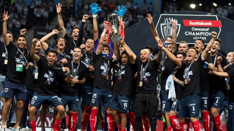Monterrey, met Vincent Janssen vijfde van rechts, juicht na het winnen van de Concacaf Champions League (foto: ANP EPA 2021/Miguel Sierra).