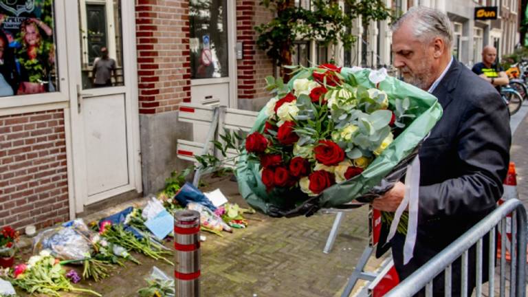 Peter Schouten legt bloemen neer (foto: Robin Utrecht/ANP)