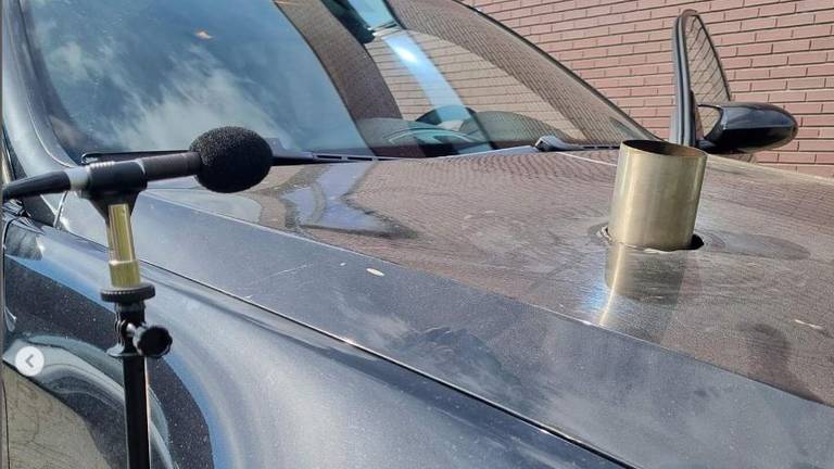 Een geluidsmeting bij de auto met de uitlaat op de bovenkant (foto: Verkeerspolitie Zeeland-West-Brabant).