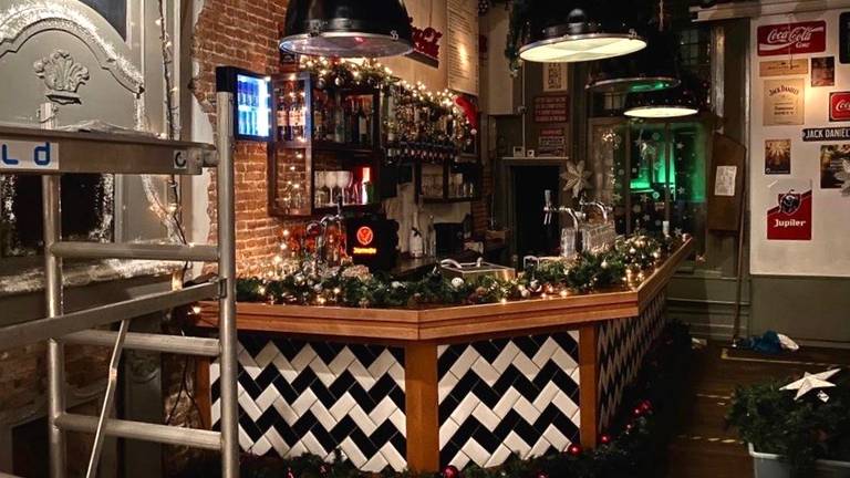 Het café wordt omgebouwd tot kersttruienwinkel, daarvoor zijn de voorbereidingen in volle gang 