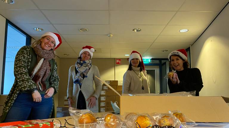 Medewerksters van Samen in de Regio delen muffins uit