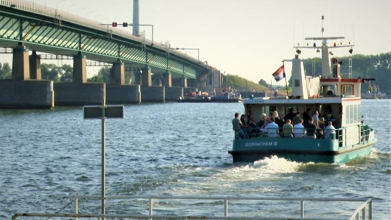 Drukte op het pontje over het Haringvliet (foto: Raoul Cartens).