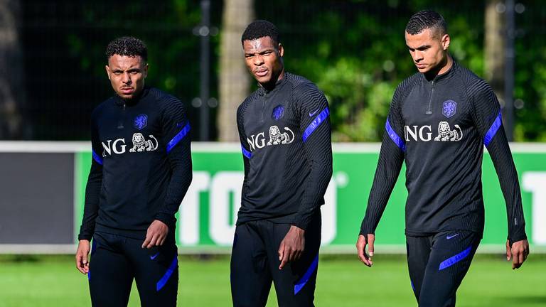 Cody Gakpo (rechts) tijdens de trainingsstage van Oranje (foto: ANP).