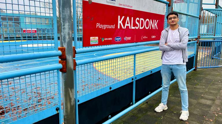 Streetcoach Marouane El Amrani voor de Krajicek Playground in Kalsdonk. (foto: Raoul Cartens)