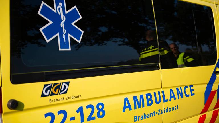 In totaal zijn twee wielrenners met een ambulance naar een ziekenhuis gebracht (foto: Walter van Bussel/SQ Vision).