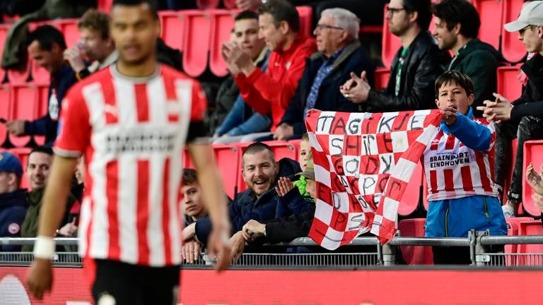 Supporters tijdens de wedstrijd PSV-FC Groningen in april (foto: ANP/Olaf Kraak).