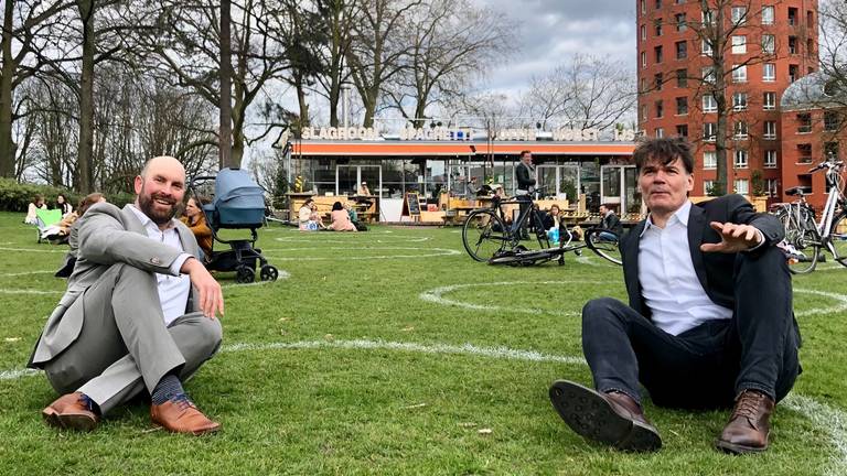 Wethouder Boaz Adank en burgemeester Paul Depla in een coronacirkel (foto: Raoul Cartens).