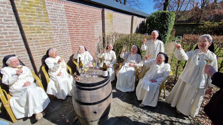 De nonnen heffen het glas met eigen wijn (foto: Noël van Hooft)