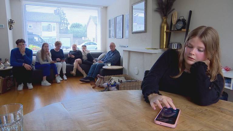 Wachten op het verlossende telefoontje. (Beeld: Omroep Brabant)