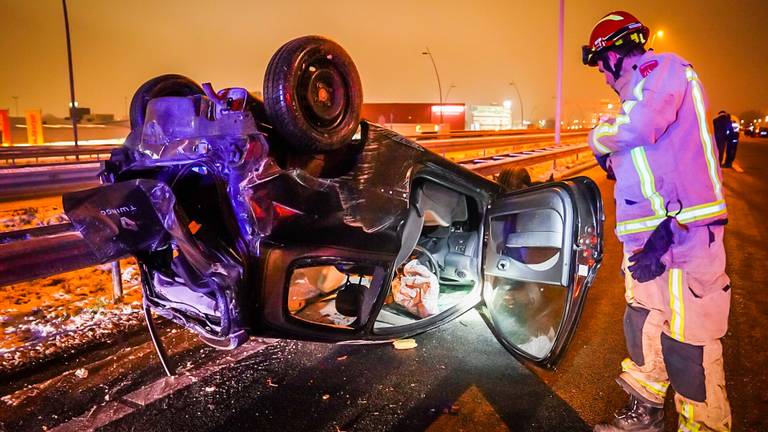 De auto sloeg over de kop na een botsing op de A2 bij Eindhoven (foto: Sem van Rijssel/SQ Vision).