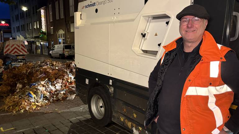 Henny begon al om 05.00 uur met het schoonvegen van de straten in Den Bosch (foto: Wilco Zonneveld).
