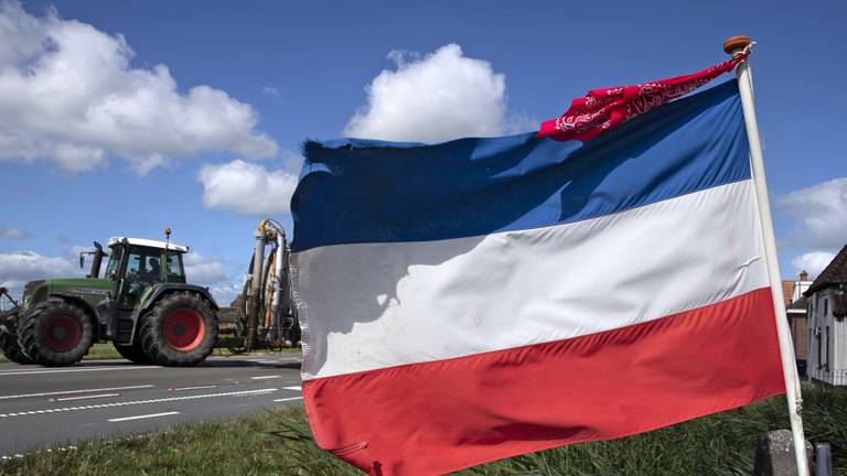 Een voorbeeld van een protestactie met een boerenzakdoek en een omgekeerde Nederlandse vlag, niet in Brabant (foto: ANP).