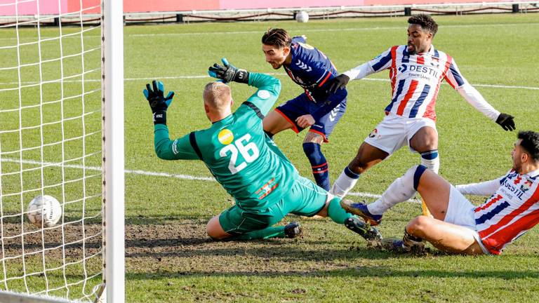 Ché Nunnely zet Willem II op voorsprong (foto: OrangePictures).