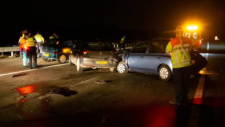 Na het ongeluk op de A58 bij Wouw werden meerdere hulpverleners opgeroepen (foto: Christian Traets/SQ Vision).