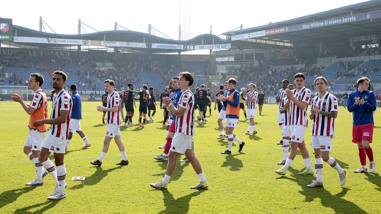 Teleurgestelde spelers van Willem II bedanken het publiek na afloop van de wedstrijd tegen FC Utrecht (Foto: ANP / Jeroen Putmans).