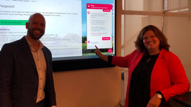 Projectleider Harvey van der Meer en burgemeester Marina Starmans met chatbot Gem (foto: Tom van den Oetelaar).