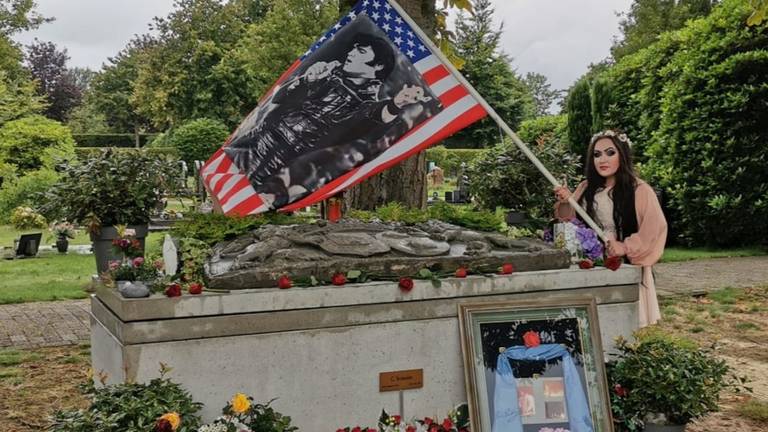 Dochter Lisa-Marie met Elvis-attributen bij de grafkelder van vader Cor.