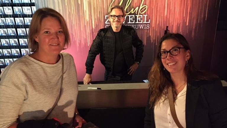Joyce Hamer samen met een vriendin bij Club Zoveel van Guus Meeuwis. (Privéfoto)