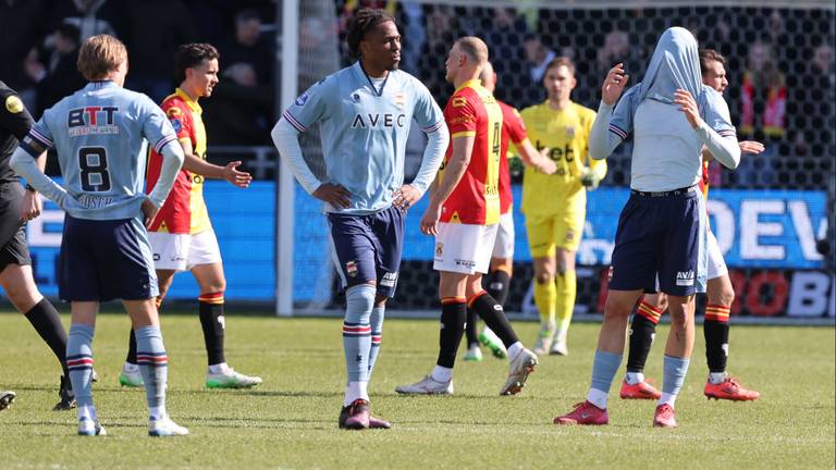 Teleurstelling bij spelers van Willem II na de nederlaag tegen Go Ahead Eagles (foto: Peter Lous/Orange Pictures).