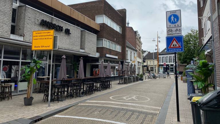 Verkeersituatie Nieuwlandstraat (Foto: Julia Meijer).